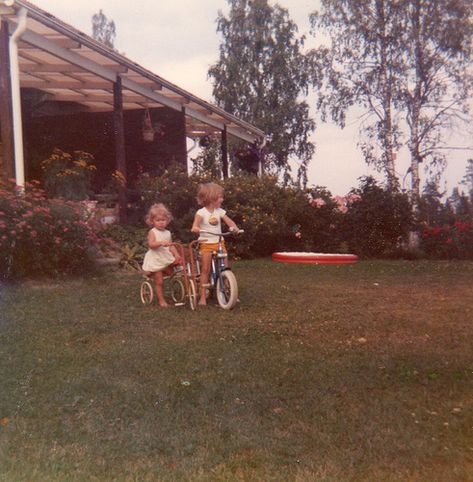 70s Childhood Aesthetic, Old Film Photos, Vintage Mom Aesthetic, Vintage Childhood Aesthetic, Cute Family Aesthetic, Summer Nostalgia Aesthetic, Old Childhood Photos, Nostalgic House, Childhood Nostalgia Aesthetic