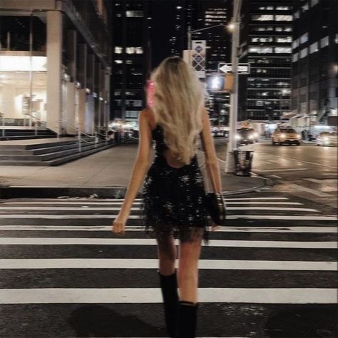 Claiming 10, Boys Of Tommen, Chloe Walsh, Model Lifestyle, City Lifestyle, Uptown Girl, Night Vibes, Princess Girl, Friend Photoshoot