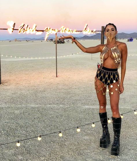 Burning Photos, Estilo Burning Man, Gold Rave Outfit, Electro Festival Outfit, Beach Festival Outfit, Mode Coachella, Look Da Festival, Africa Burn, Tomorrowland Outfit