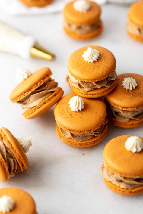 Macaroons Buttercream Filling, Good Recipes For Thanksgiving, Pumpkin Pie Macarons Recipe, Halloween Macaroons Recipe, Thanksgiving Desserts Homemade, Pumpkin Macaroons Recipe, Thanksgiving Recipes For Dessert, Desserts To Decorate, Thanksgiving Gingerbread Cookies