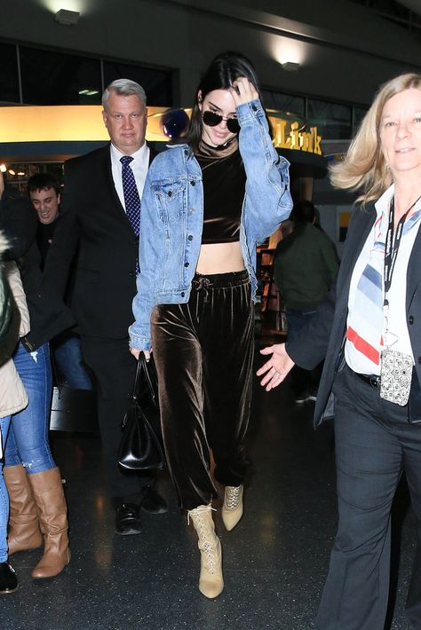 How to Style Jogger Pants Beyond the Typical Airport Outfit Kendall Jenner Winter Style, Velvet Joggers Outfit, Cute Airport Outfit, How To Wear Joggers, Jogger Outfit, Air Port Outfit, Kendal Jenner, Kendall Jenner Photos, Velvet Joggers