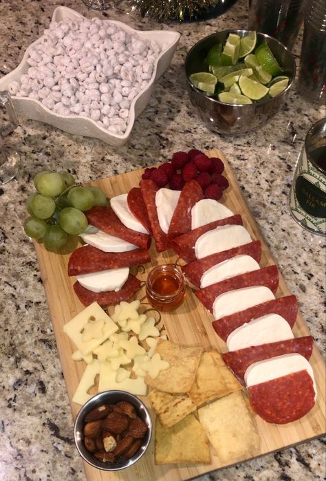 Candy Cane Pepperoni And Cheese, Candy Cane Meat And Cheese Tray, Candy Cane Cheese And Tomato, Caprese Candy Cane Appetizer, Candy Cane Shaped Charcuterie, Candy Cane Charcuterie Board, Candy Cane Charcuterie, Holiday Charcuterie, Salami And Cheese