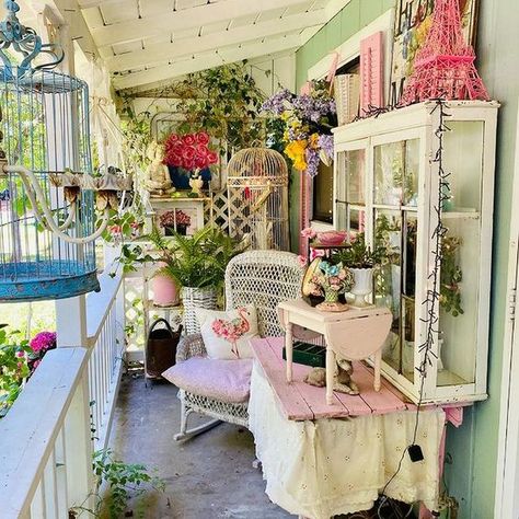 Shabby Chic Balcony, Portico Shabby Chic, Shabby Chic Veranda, Living Room Designs Farmhouse, Shabby Chic Patio, Granny Chic Decor, Shabby Chic Garden Decor, Junk Chic Cottage, Ranch Houses