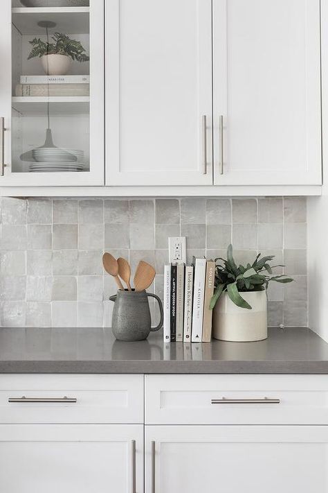 White Shaker Kitchen Cabinets, Light Grey Kitchens, Gray Counter, White Shaker Kitchen, Shaker Kitchen Cabinets, Kitchen Backsplash Designs, Casa Country, Transitional Kitchen, Grey Kitchens