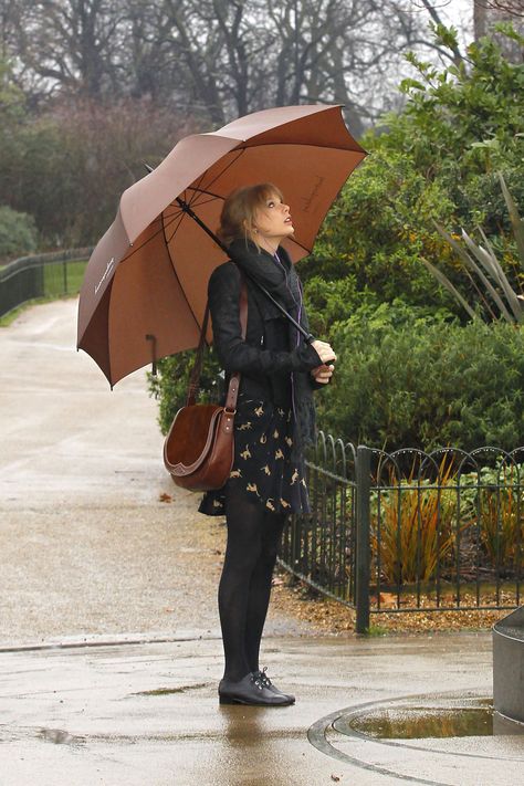 Taylor Swift in 4k | Fan Page on Twitter: "Feeling like her today https://t.co/aQpCk9RM1Z" / Twitter Rainy Outfit, Rainy Day Outfit For Work, Taylor Swift Street Style, Rainy Day Fashion, Taylor Swift Red, Walking In The Rain, Taylor Swift Outfits, Taylor Swift 13, Taylor Swift Pictures