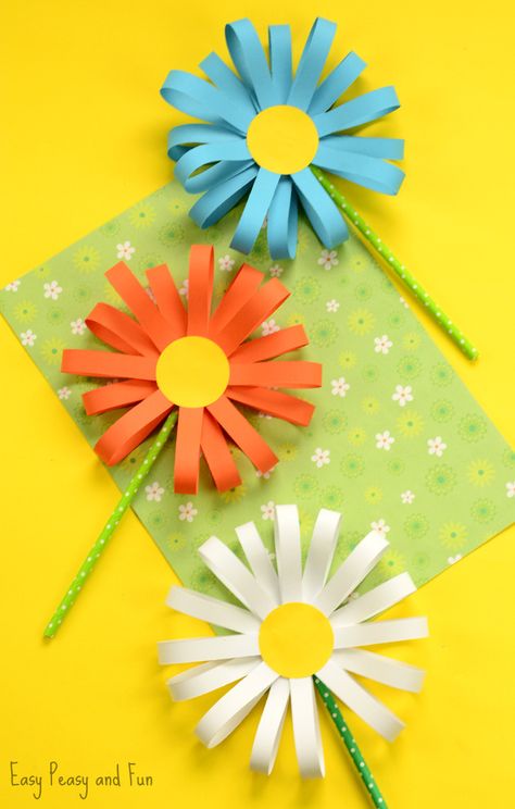 Flower Craft Ideas- wonderful Spring, Summer & Mother's Day ideas. My kids LOVE making flowers, Spring is in the air... and it is time for some gorgeous flower crafts for kids. We have all sorts of flower DIYs for you to choose from, a number of easy paper flowers, to upcycle flower DIYs and fabric flowers. So many super cute ideas! LOVE Spring. LOVE flowers. Perfect for Mother's Day Crafts too! Paper Craft Work, Diy Flores, Fleurs Diy, Easy Paper Flowers, Paper Flower Crafts, Spring Crafts For Kids, Flower Craft, Kraf Diy, Paper Flowers Diy