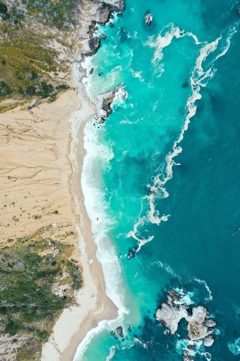 Vertical overhead shot of the beautiful shoreline of the sea with blue clean water and sandy beach Iphone Wallpaper Planets, Tropical Painting, Drone Photography, Sea And Ocean, Aerial Photography, Big Sur, Nature Wallpaper, Phone Backgrounds, Aerial View