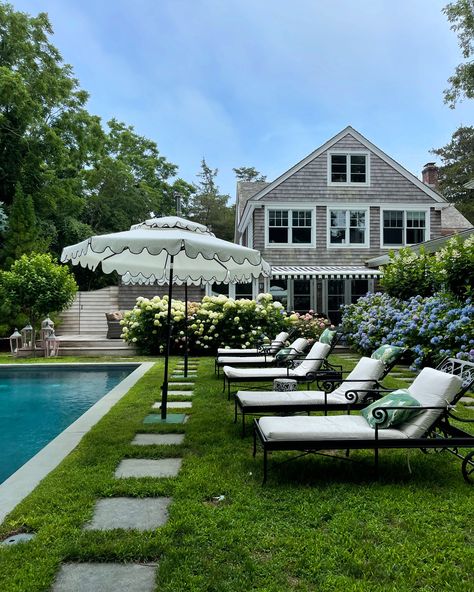 Throwback to a very Hamptons Summer with my favorite New Yorkers @kismet_hamptons ✨ Highly recommend a summer stop at this perfect coastal oasis 🫶 Coastal Life Aesthetic, East Hamptons Aesthetic, Hampton House Exterior, South Hampton New York, Hamptons Backyard, The Hamptons Aesthetic, Hampton Summer, Hampton Cottage, Costal Vibe