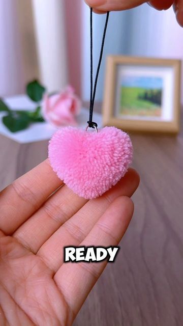 Wool Hearts Diy, Wool Art Ideas, Handcrafts Ideas, Heart Pompom, Pom Pom Heart, Yarn Heart, Hadiah Diy, Diy Yarn Crafts, Easy Paper Crafts Diy