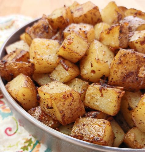 Easy recipe for oven roasted potatoes seasoned with Lipton onion soup mix. Lipton Potatoes, Onion Roasted Potatoes, Onion Soup Potatoes, Potatoes Dishes, Homemade Barbeque Sauce, Easy Potatoes, Oven Roasted Potatoes Easy, Onion Potatoes, Champagne Recipe