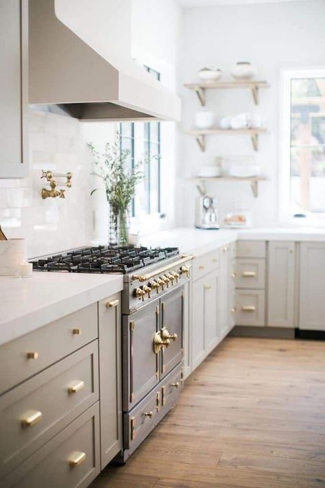 obsessed with this kitchen! grey cabinets with neutral wood floors and quarts counters! #kitcheninteriordesign French Stove, Dapur Rustic, Light Grey Kitchen Cabinets, Model Dapur, Light Grey Kitchens, Light Gray Cabinets, Kabinet Dapur, Neutral Kitchen, Light Wood Floors