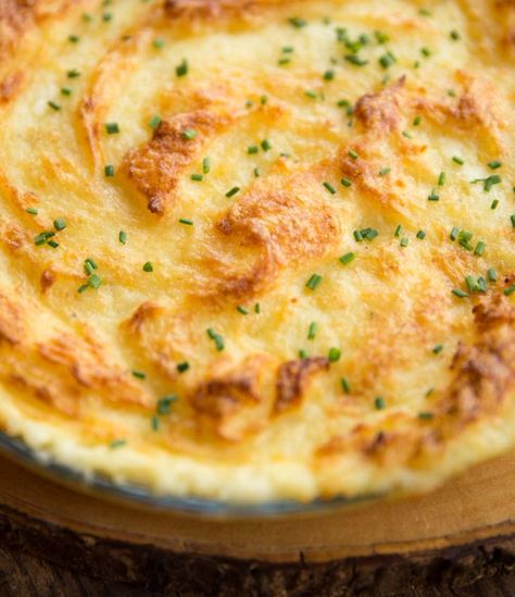 Baked Mashed Potatoes Recipe, Cheesy Mashed Potatoes Recipe, Baked Mashed Potatoes, Recipe With Cream Cheese, Roasted Garlic Mashed Potatoes, Mashed Potatoes Recipe, Cheesy Mashed Potatoes, Garlic Potatoes, Making Mashed Potatoes