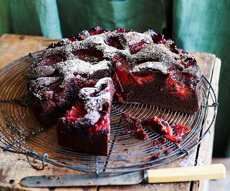 Make the most of the last summer fruits with our spiced plum cake using fresh plums & dutch-processed cocoa powder for a delicious & easy dessert the family will love. Plum Dessert, Plum Recipes, Springform Pan Cake, Yummy Desserts Easy, Plum Cake, Chocolate Cinnamon, Sauce Tomate, Late Summer, Perfect Food