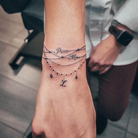 Armband Tattoo Frau, Bracelet Tattoos With Names, Bracelet Tattoos For Women, Tattoo Armband, Bracelet Tattoos, Wrist Bracelet Tattoo, Tato Minimal, Tiny Wrist Tattoos, Ankle Bracelet Tattoo