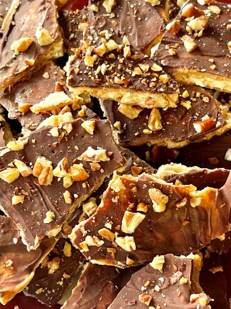 Chocolate Peanut Butter Ritz Cracker Christmas Crack - The Menu Maid Chocolate Ritz Peanut Butter, Ritz Cracker Pie, Club Cracker Recipes, Christmas Cracker Toffee, Peanut Butter Twix, Chocolate Toffee Bars, Christmas Snacks Easy, Peanut Butter Crackers, Cracker Candy