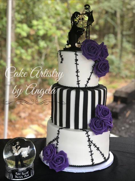 Nightmare before Christmas wedding cake Wedding Nightmare, Jack Skellington Cake, Fondant Christmas Cake, Gothic Wedding Cake, Nightmare Before Christmas Cake, Gothic Cake, Halloween Wedding Cakes, Christmas Wedding Themes, Nightmare Before Christmas Wedding