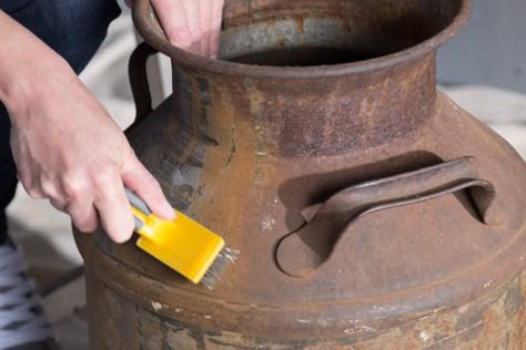 Milk Can Restoration, Refinishing Old Milk Cans, Paint Old Milk Can, Diy Old Milk Can Ideas, Painting A Milk Can, Painting Old Milk Cans, Decorating Milk Cans Ideas, Milk Can Flower Pot, Painting Milk Cans Ideas