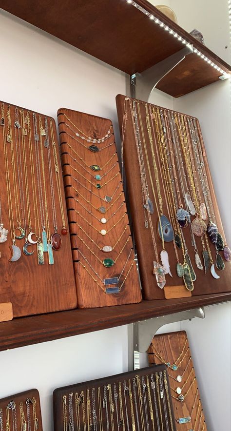 Diy Necklace Stand Display Ideas, Necklace Display Market, Fall Jewelry Display Ideas, Retail Necklace Display Ideas, Rustic Vendor Display, Things To Sell At Flea Market, Wood Necklace Display, Homemade Jewelry Display Ideas, Jewelry Trade Show Booth Ideas