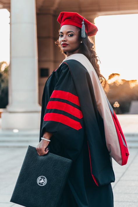 Doctoral Graduation, Mba Graduation, Graduation Outfit Ideas, Masters Graduation, College Graduation Photoshoot, College Graduation Pictures Poses, Graduation Look, Grad Outfits, Phd Graduation