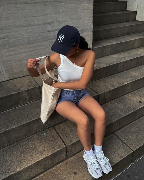 Nyx Hat Outfit, Cap Outfits For Women Street Style, Cap Outfits For Women Summer, Yankee Hat Outfits Women, Ny Cap Outfit, Dad Hat Outfits Women, Black Cap Outfit, Cap Outfit Summer, Dubai Ootd