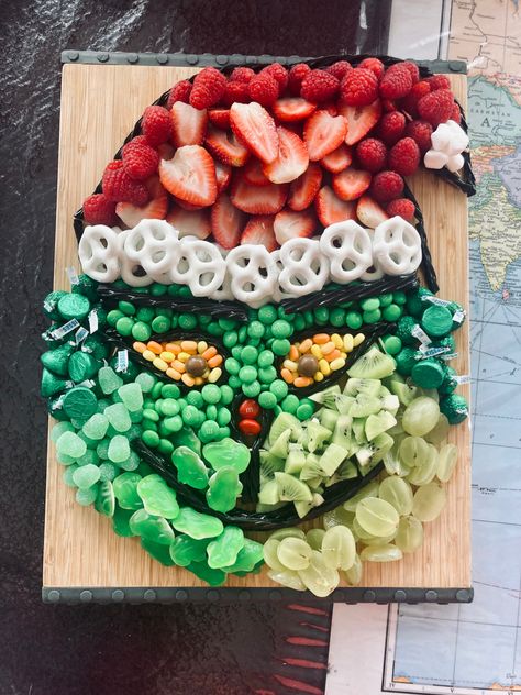 Green Christmas Charcuterie Board, Grinch Bachelorette Party, Grinchmas Brunch Ideas, Grinch Board Food, Christmas Shaped Charcuterie Board, Grinch Christmas Party Foods, Grinch Theme Breakfast, Grinch Party Treats, Grinch Themed Birthday Party Food