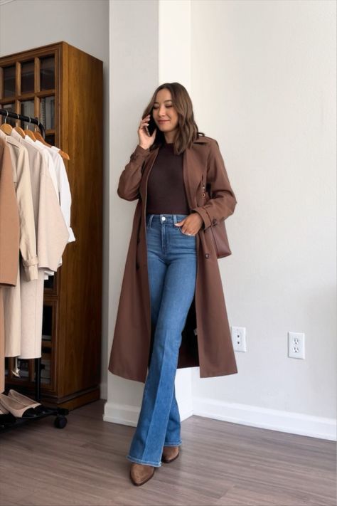 Casual Chic Flare Jeans, Classic Casual Womens Fashion, Dark Wash Denim Jeans Outfit, Modest Flare Jeans Outfit, Fall Denim Shirt Outfit, Flared Jeans Styling, Classic Womens Outfits, Outfits Pantalon Campana, Winter Outfits With Pants