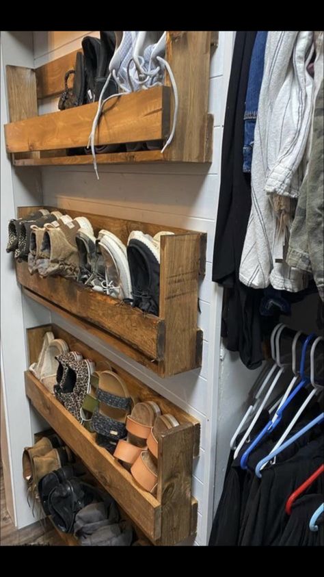 Western Bedroom Decor, Closet Shoe Storage, Western Bedroom, Diy Closet, Diy Pallet Furniture, Furniture For Small Spaces, Shoe Storage, Pallet Diy, Closet Organization