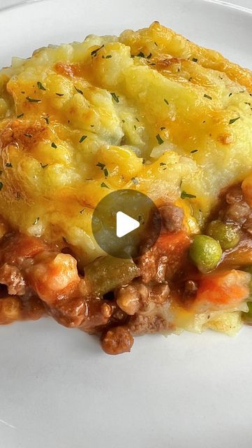 Hamburger Dinners, Lite Meals, Shepards Pie Recipe, Shepard S Pie, Simple Sides, Vegan Shepherds Pie, Meat And Potatoes, Shepards Pie, Homemade Mashed Potatoes