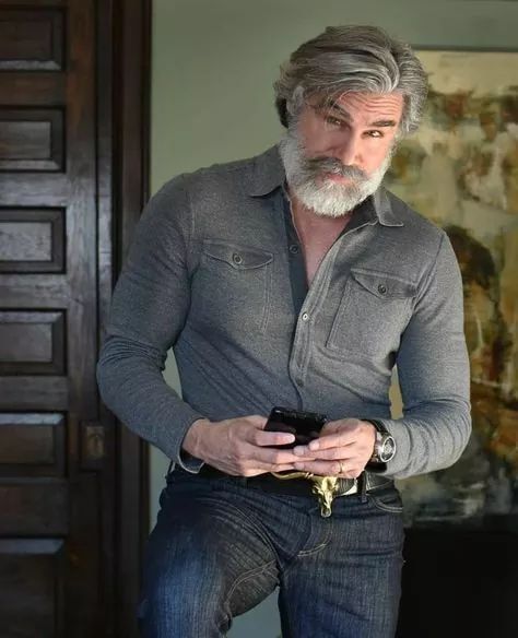 Older Mens Long Hairstyles, Barba Hipster, Older Mens Hairstyles, Grey Hair Men, Handsome Older Men, Men's Long Hairstyles, Older Man, Corte De Cabelo Masculino, Aging Gracefully