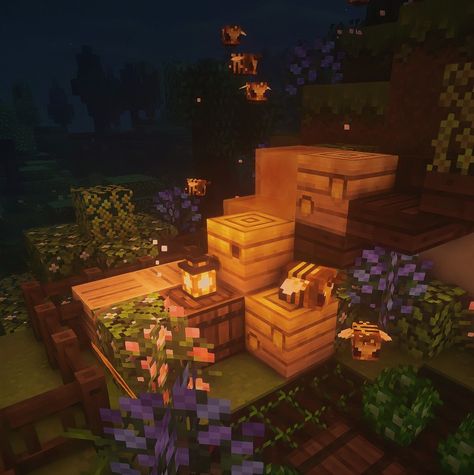 Minecraft Bee Ideas, Minecraft Bee Aesthetic, Minecraft Bee Wallpaper, Honey Minecraft, Bee Minecraft Build, Bee Hive Minecraft, Beehive Minecraft, Minecraft Beehive, Minecraft Bee House