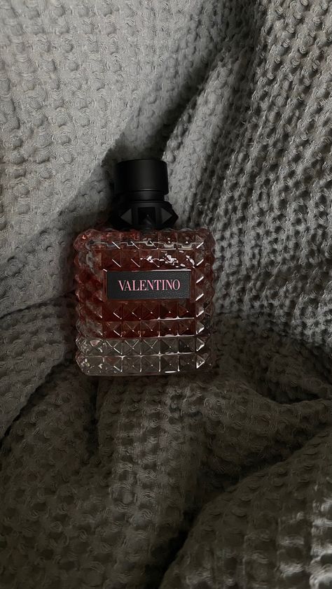 Valentino Perfume Aesthetic, Valentino Parfum, Valentino Perfume, Best Fragrance For Men, Warm Fragrance, Pretty Pens, Perfume Collection Fragrance, Vanilla Fragrance, Classy Aesthetic