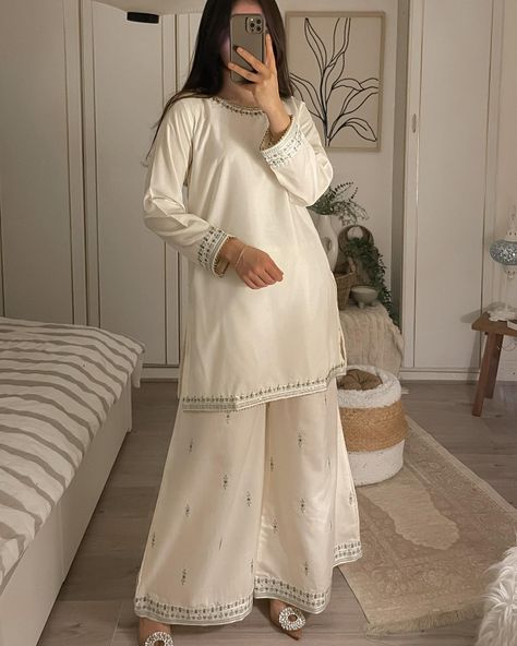 Pakistan Simple Dress, White Eastern Dresses, Desi Dresses Casual, White Desi Outfit, Eid Dress Ideas, White Anarkali Suits, Simple Dress Casual, Desi Fits, Desi Dress