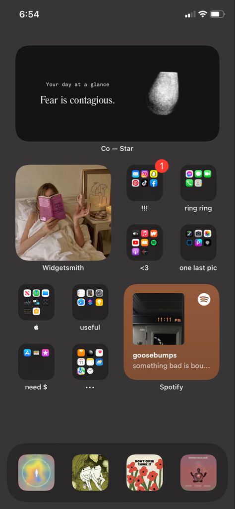 Simple Home Screen Ideas Iphone, Iphone Set Up Ideas Homescreen Simple, Homescreen Apps Organization, Iphone Set Ups Homescreen, Homescreen Simple Layout, Homescreen Setup Iphone, Basic Homescreen Ideas, Home Screen Organization Iphone Simple, How To Set Up Your Phone Apps