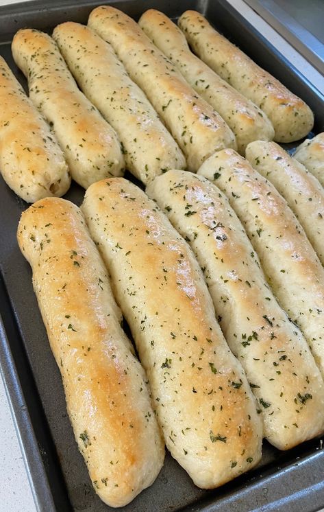 Breadsticks Olive Garden, Homemade Garlic Breadsticks, Garlic Breadsticks Recipe, Olive Garden Breadsticks, Homemade Breadsticks, Olive Garden Copycat, Olive Garden Recipes, Bread Sticks Recipe, Garlic Breadsticks