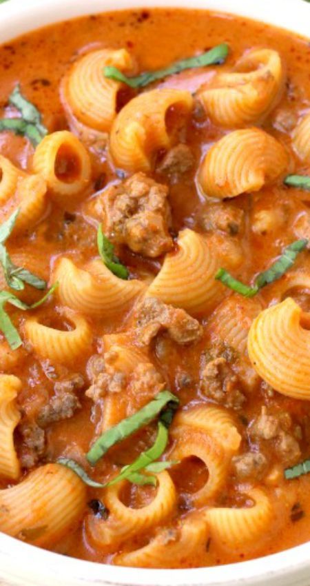 Beefy Tomato Soup ~ Creamy tomato soup loaded with beef and pasta, made with an easy shortcut! Mantitlement Recipes, Beefy Tomato Soup Recipe, Soup With Noodles, Tomato Beef, Beef Tomato, Broth Soup, Noodle Soups, Comforting Dinner, Comfort Dinner