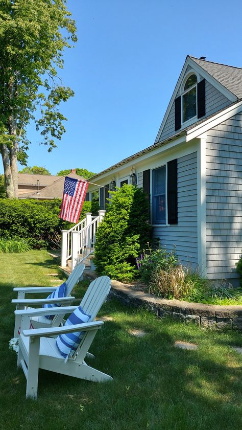 American Flag On House Exterior, American Flag On House, Estados Unidos Aesthetic, American Dream Aesthetic, Flag On House, American Flag Aesthetic, Iphone Wallpaper Canada, Rainbow American Flag, Usa Aesthetic