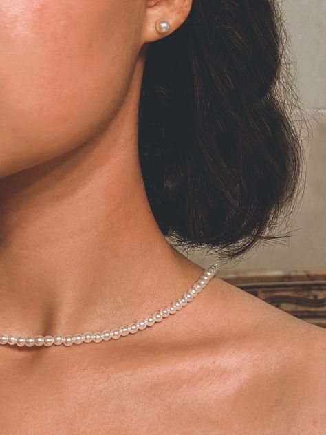 Matching jewellery Pearl Jewelry For Prom, Formal Jewelry Aesthetic, Pearls For Wedding Jewelry, Pearl Accessories Aesthetic, Pear Necklace Aesthetic, Pearl Necklace Prom, Pearl Aesthetic Necklace, Elegant Jewelry Aesthetic, Aesthetic Pearl Jewelry