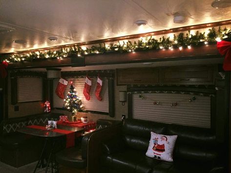 Trailer Christmas Decor, Christmas Decor Ideas Trailer House, Christmas Decor Ideas For Rv, Rv Christmas Tree Ideas, Rv Holiday Decorating Ideas, Rv Christmas, Rv Christmas Decor, Camper Decorations, Christmas Decor For Rv Living