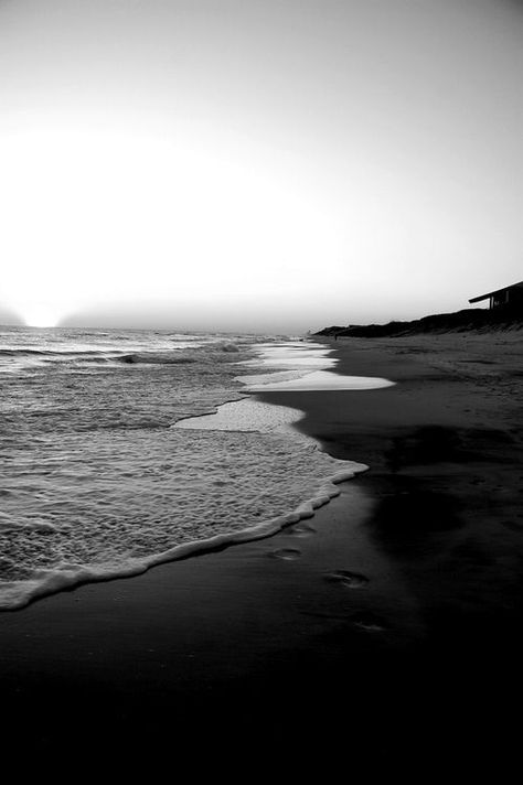 Sea Black And White Aesthetic, Beach Pictures Black And White, Black And White Beach Photos, Earth Black And White, Summer Aesthetic Black, Dark Grey Aesthetic, Sea Black And White, Dark Beach, Wallpaper Grey