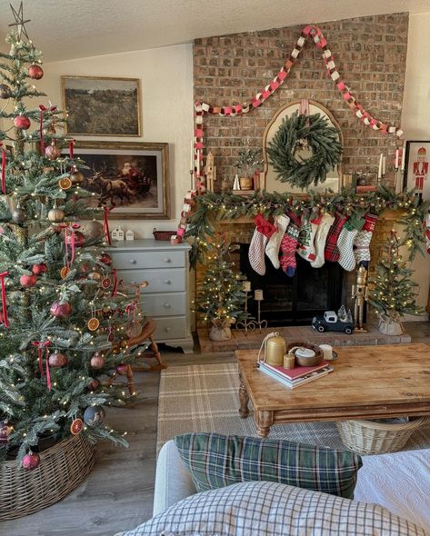 Sunday refresh is extra cozy this time of year 🧹 🎄 | Instagram Christmas Vintage Decor Ideas, Christmas Corner, Cozy Home Christmas Photos, Christmas Vibes Cozy Room, Christmas House Decorations, Xmas Decor, Apartment Christmas, Living Room Christmas Decor, Cozy Vintage Christmas Tree Skirt