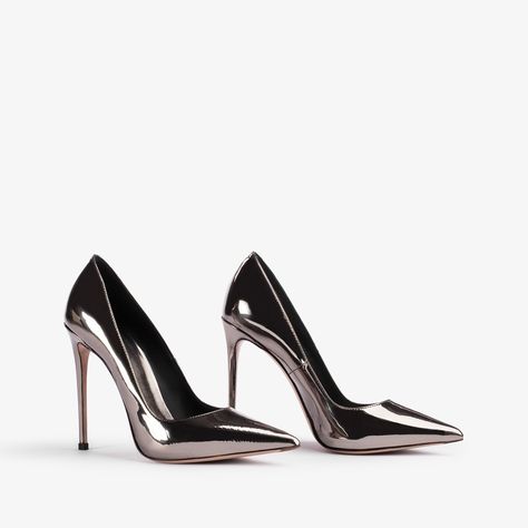 The iconic Eva pumps by Le Silla epitomize Italian style and timeless elegance. The sophisticated 120 mm stiletto heel adds a touch of refinement and grace with every step. However, what truly makes this model unique is its eccentric upper, crafted in a sophisticated metallic pewter material, an essential shade for the season. The Eva pump is the perfect companion for every occasion, from everyday life to the most exclusive events. Refined and chic, it represents the ideal choice for those ... High Heels Classy, Luxury Heels, Very High Heels, Metallic Pumps, Heeled Pumps, Shoes Heels Classy, Pump Heels, Beautiful High Heels, Mid Heel Sandals