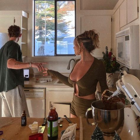 Cooking Romantic Couple, Long Term Relationship Aesthetic, I'm Jealous, Magnolia Parks, Lounge Outfits, Romanticising Life, Couple Cooking, Couple Stuff, Lounge Outfit