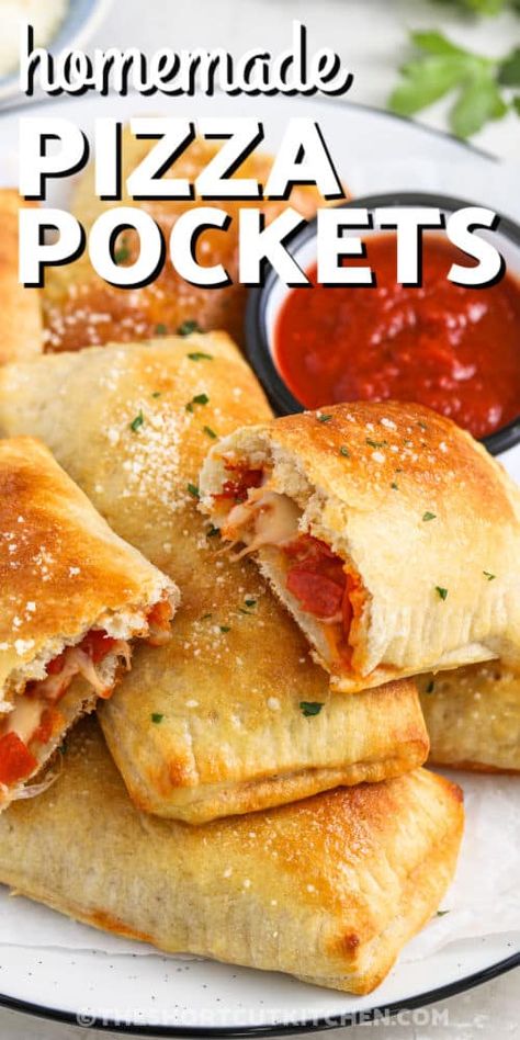 Make homemade pizza pockets in no time at all. Homemade Pillsbury Dough, Mini Pizza Crust Recipe, Pizza Pocket Dough Recipe, Pizza Dough Recipe Pillsbury, Pioneer Woman Pizza Pockets, Homemade Pizza Lunchable Crust, Freezer Pizza Pockets, Recipes Using Pillsbury Pizza Crust Dough, Homemade Pizza Pockets Easy