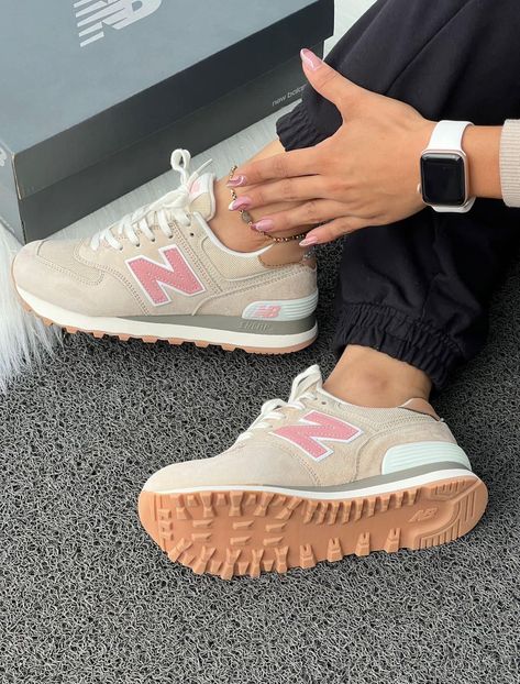 Shoes Women Outfit, Nb Sneakers, Cute Running Shoes, Nb Shoes, Zapatillas New Balance, Pretty Sneakers, Athleisure Shoes, Trendy Shoes Sneakers, Preppy Shoes