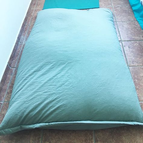 How to make a bean bag chair out of old blankets - Hungarican Journey Diy Giant Bean Bag Chair, Diy Memory Foam Bean Bag Chair, Diy Bean Bag Couch, Diy Bean Bag Cover, Diy Bean Bag Chair Pattern, Beanbag Chair Diy, Diy Pillow Chair, Beanbag Bed, Make A Bean Bag Chair