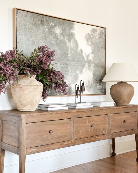 This new sideboard needs a moment! It is an heirloom piece! Ahhh I am in love! And the deep drawers for storage are amazing! It is that piece that you will keep forever! It is also comes in a gorgeous dreamy black! It is the perfect piece for a living room, dining room, or even an entryway. ⠀⠀⠀⠀⠀⠀⠀⠀⠀⠀⠀⠀⠀⠀⠀⠀⠀⠀ Shop all the links for this space in my LTK shop ❤️ ⠀⠀⠀⠀⠀⠀⠀⠀⠀ ⠀⠀⠀⠀⠀⠀⠀⠀⠀ ⠀⠀⠀⠀⠀⠀⠀⠀⠀ #sideboard #consoledecor #consolestyling #consoletable #livingroomdecor #livingroomfurniture #entrywayt... Sideboards For Dining Room, Rustic Sideboard Decor, Sideboard Decoration Ideas, Entryway Credenza Decor, Styling A Dining Room Buffet, Dining Room Design With Buffet, Styling A Credenza, Dining Server Decor Ideas, Hallway Sideboard Ideas