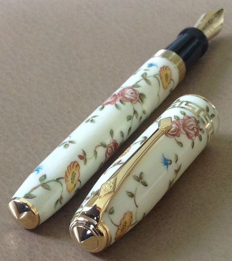 . Refillable Fountain Pen, Stylo Art, Stylish Pens, Fancy Pens, Pretty Pens, Luxury Pens, Pen Collection, Beautiful Pen, Best Pens