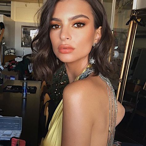 Emily Ratajkowski's low-key approach to red carpet beauty is very on trend and follows a host of celebs (read: Kate Upton, Ciara and even Michelle Obama) who debuted this look. Yellow Wedding Dress, Romantic Makeup, Monica Bellucci, Dress Makeup, Emily Ratajkowski, Jessica Chastain, Celebrity Makeup, Smokey Eye Makeup, Gorgeous Makeup