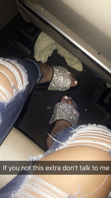 Sandle Outfits Jeans, Sparkly Chanclas Outfit, Fluffy Slides Outfit, Sparkly Chanclas Outfit Latina, Glitter Chanclas, Sparkly Chanclas, Baddie Slides, Fur Slides Outfit, Fits With Leggings