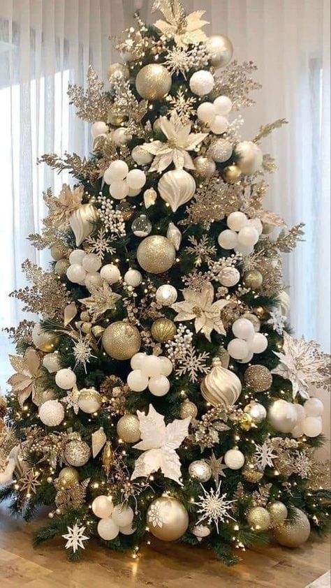 Dekoratívne Vence, Elegant Christmas Tree Decorations, Gold Christmas Tree Decorations, Pretty Christmas Decorations, Christmas Tree Decorating Themes, Elegant Christmas Trees, Creative Christmas Trees, Christmas Tree Inspiration, Christmas Themes Decorations